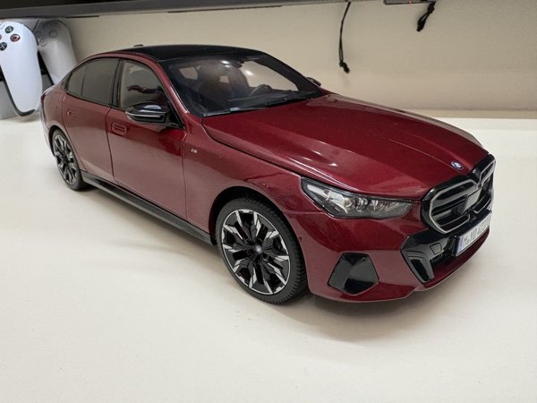 BMW i5 1:18 Minichamps Dealer Edition