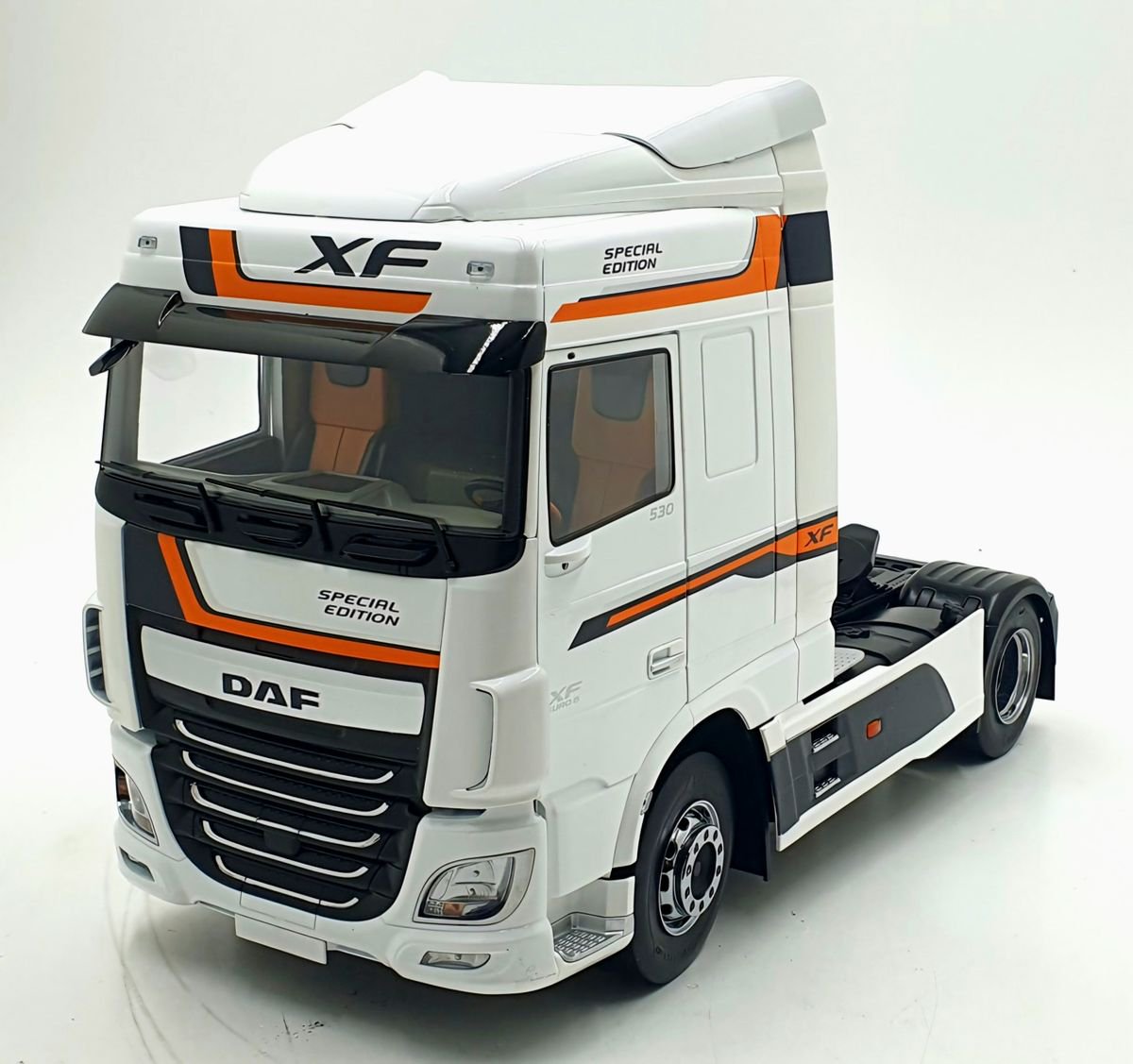 Macheta Camion DAF XF Space Cab 1:18 Premium ClassiXXs