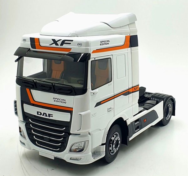 Macheta Camion DAF XF Space Cab 1:18 Premium ClassiXXs