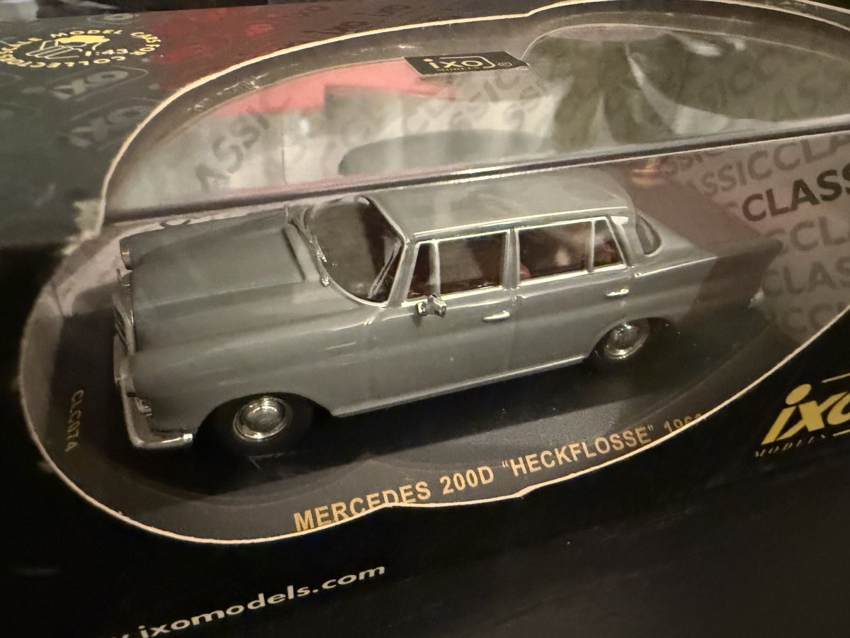 Ixo 1:43 Mercedes 200D Heckflosse