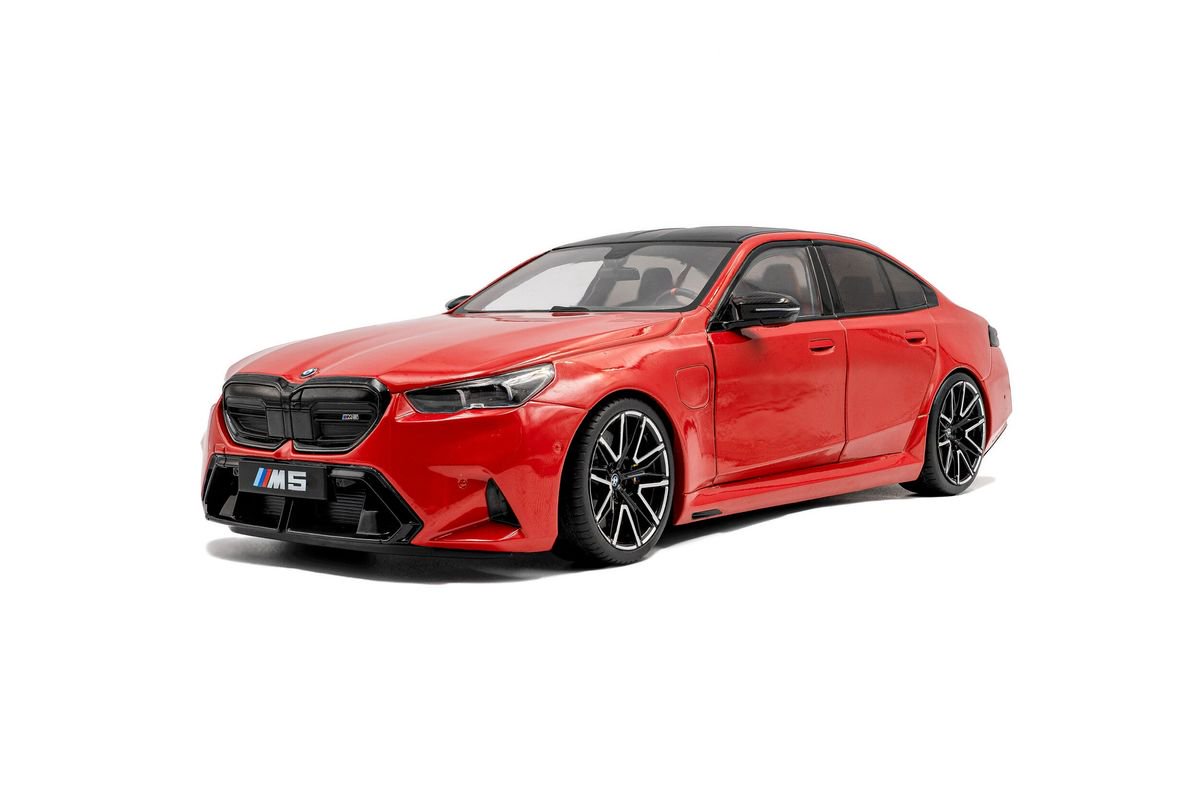 BMW M5 â FIRE RED â 2025 1:18 Solido