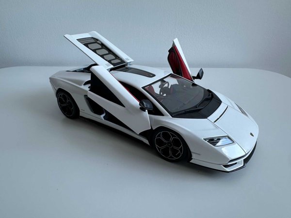 Lamborghini Countach LPI800-4 1:24 Bburago