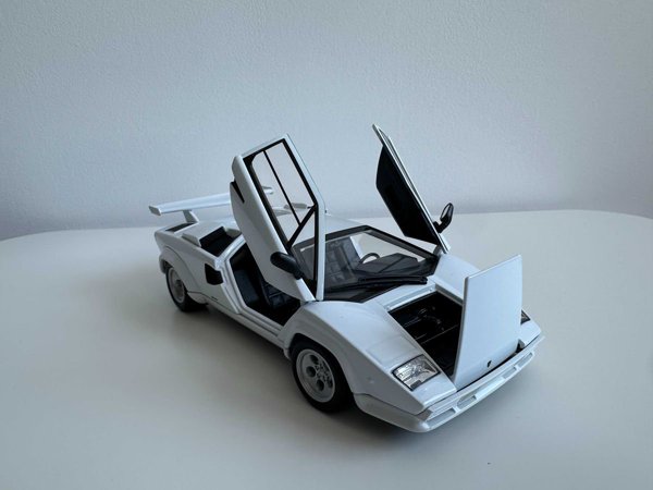 Lamborghini Countach 1:24 Welly