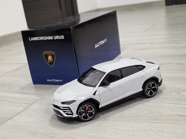 1 18 Lamborghini Urus , Autoart